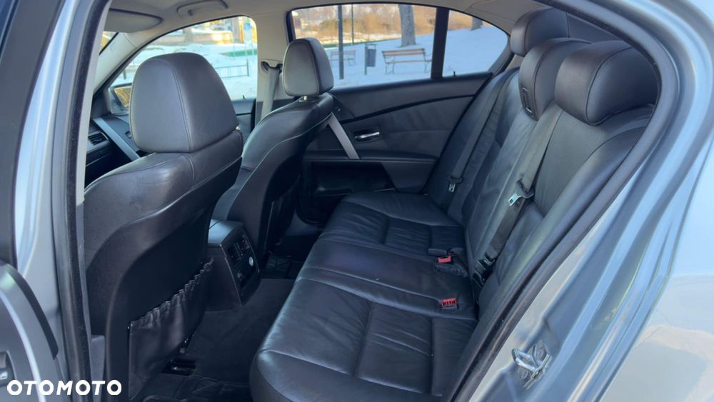 BMW Seria 5 520i - 32
