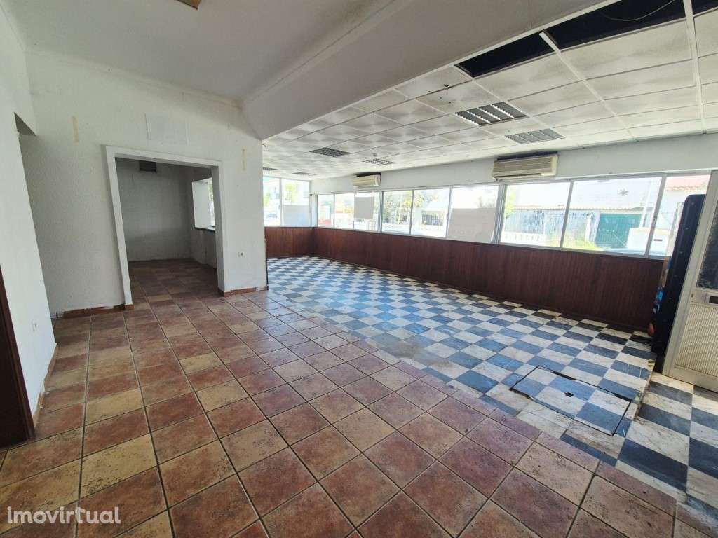 Edifício no centro de Milfontes - Grande imagem: 5/28