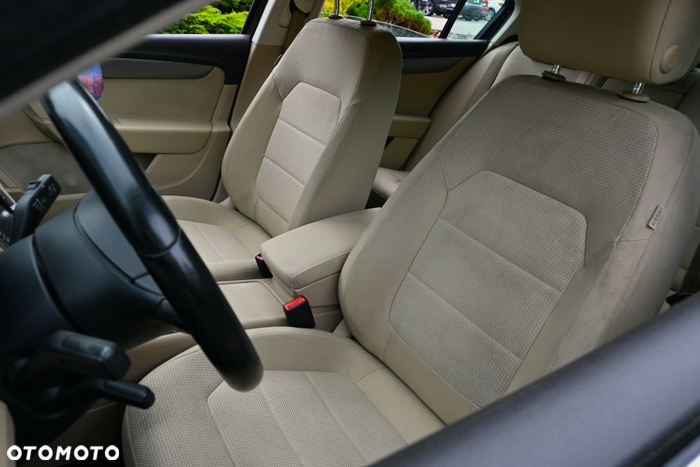 Volkswagen Passat 2.0 TDI Highline - 29