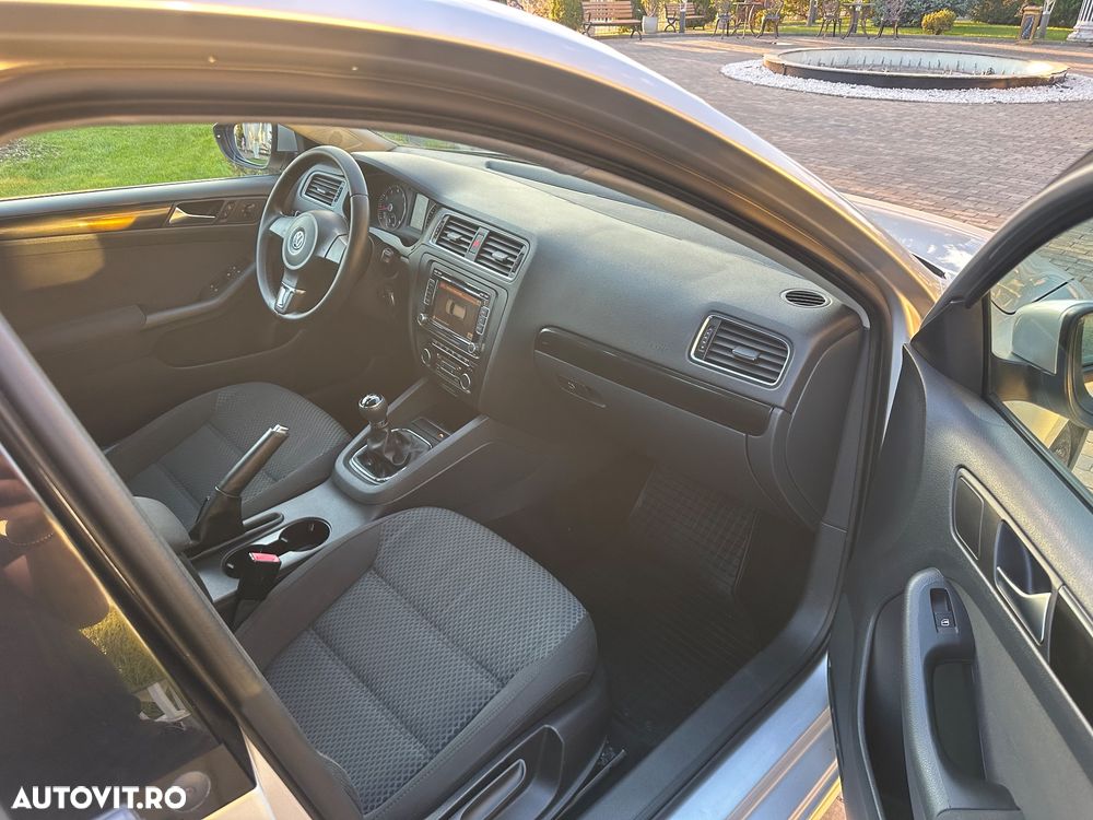 Volkswagen Jetta - 11