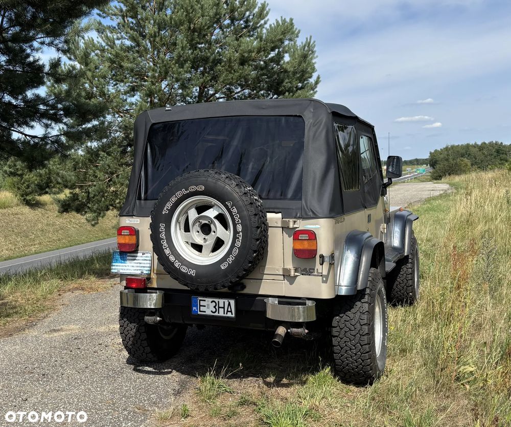 Jeep Wrangler - 8