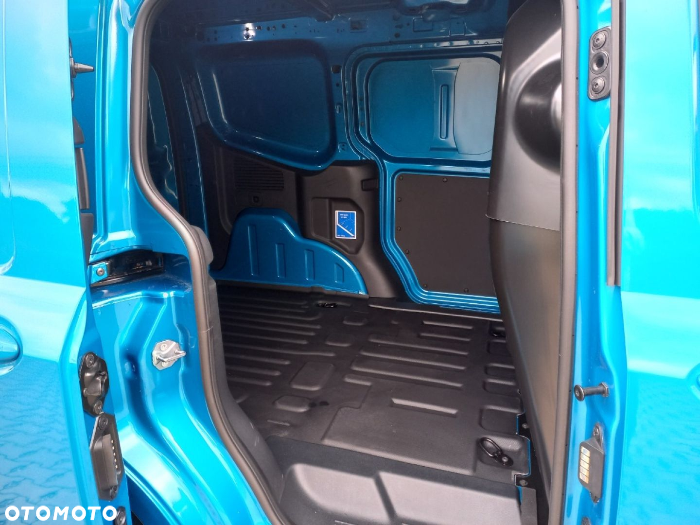 Ford Transit Courier - 11