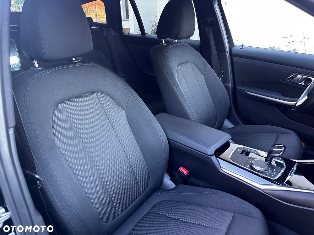 BMW Seria 3 318d MHEV Sport Line - 32