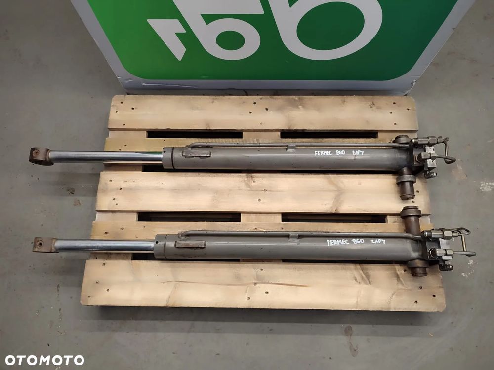 Siłownik hydrauliczny wychyłu przedniego ramienia FERMEC 860 - 2