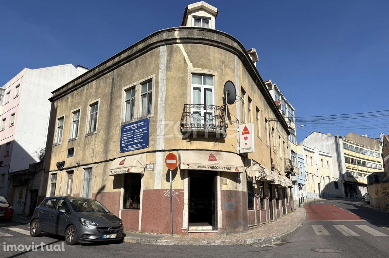 Prédio para recuperação total em Queluz - Grande imagem: 2/7