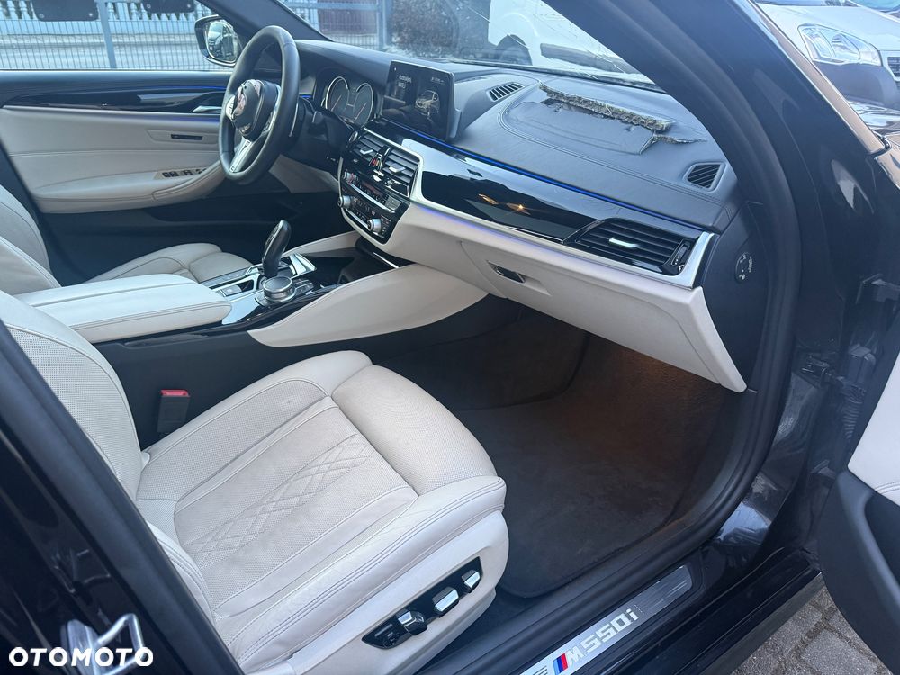 BMW Seria 5 M550i xDrive - 35