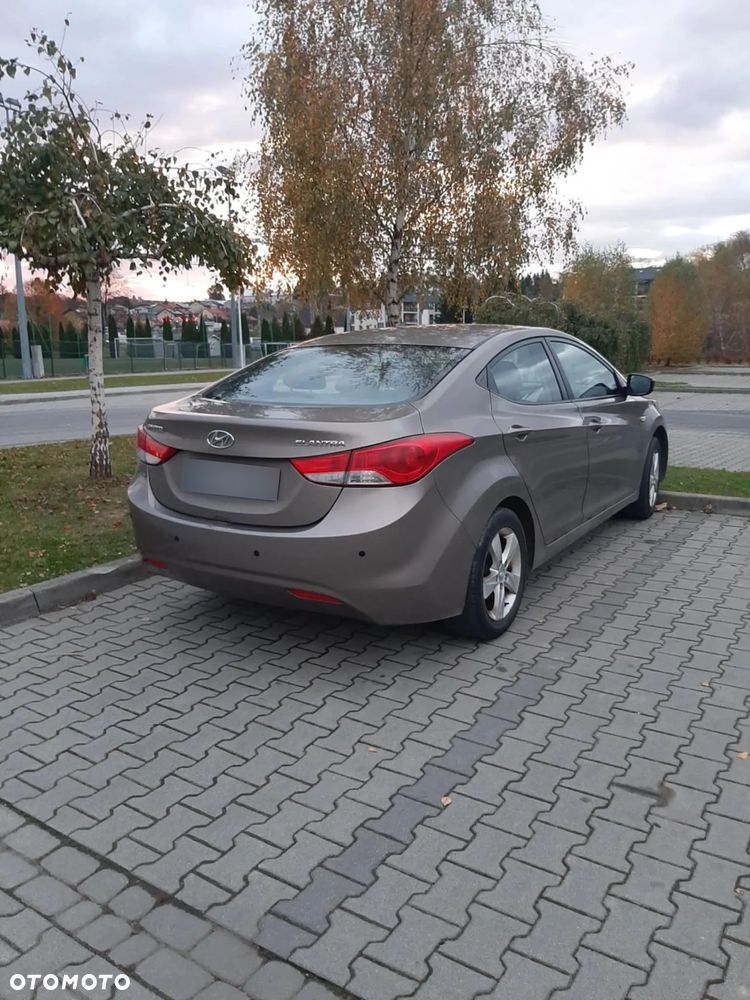 Hyundai Elantra - 8