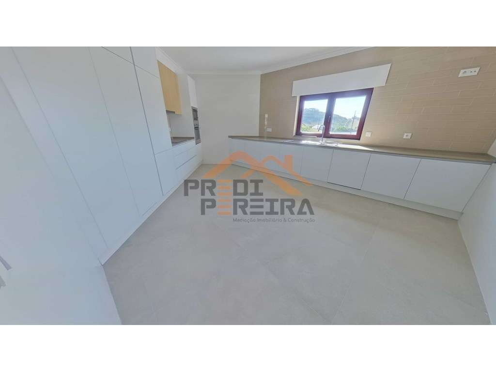 Duplex T3 remodelado, com box, situado em Casal de Cambra. - Grande imagem: 3/55