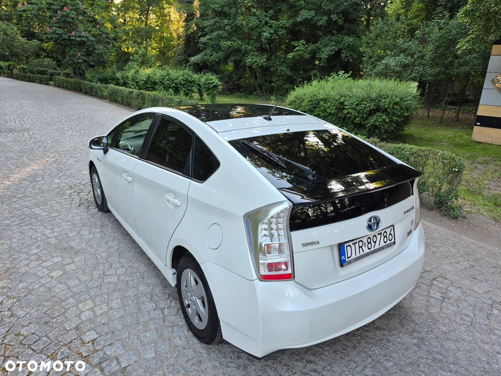 Toyota Prius (Hybrid) Executive - 13