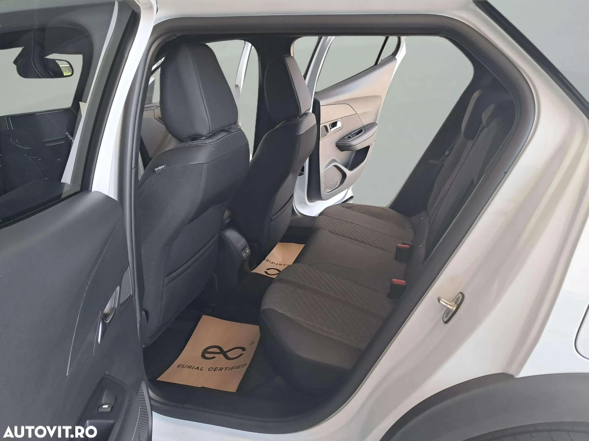 Peugeot 2008 1.2 L PureTech STT EAT8 Allure - 6