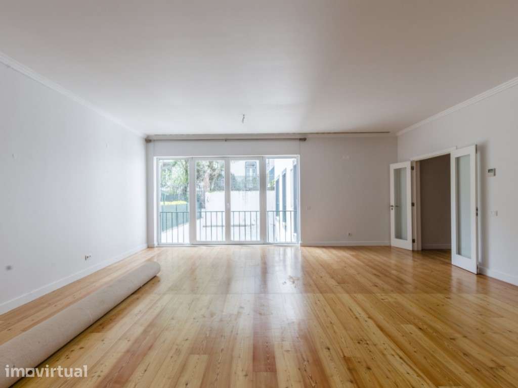 Apartamento T3, com garagem, zona nobre do Chiado - Grande imagem: 2/18