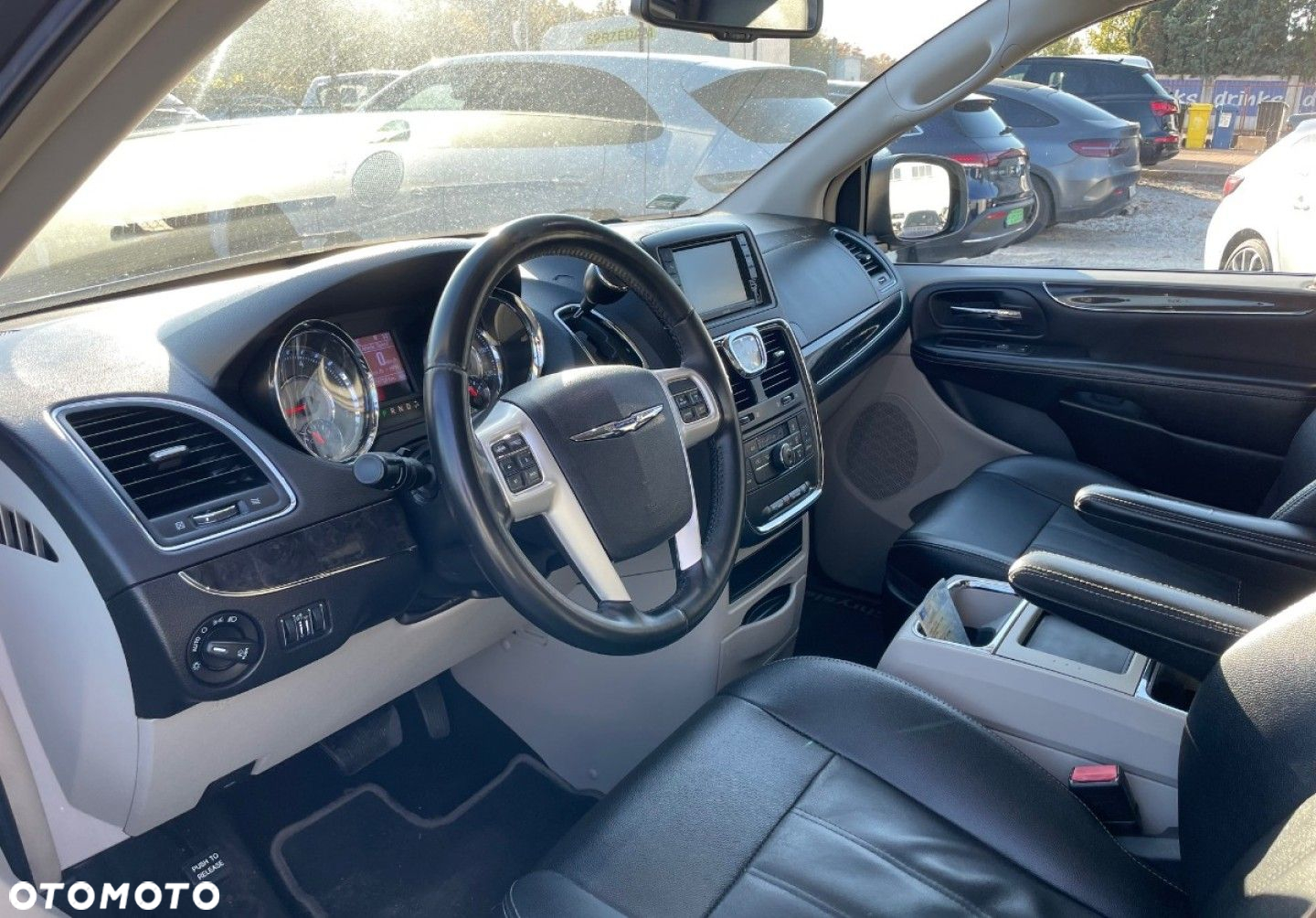 Chrysler Town & Country - 7