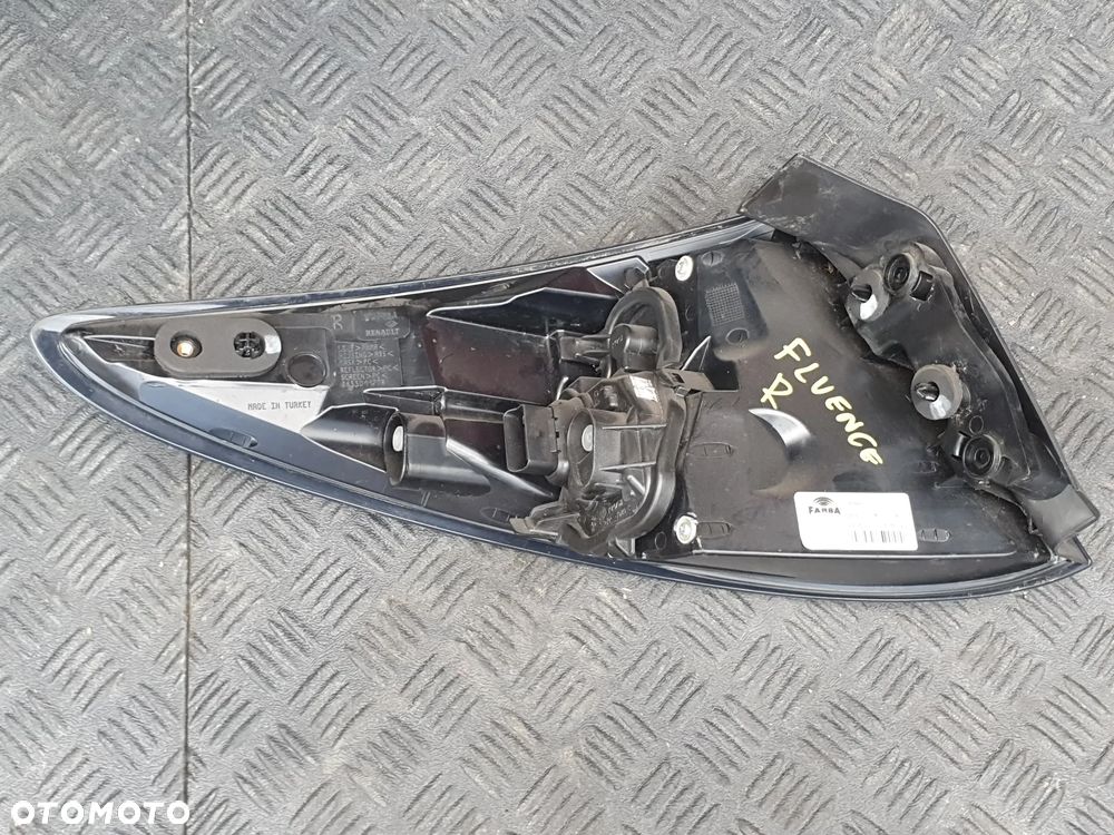 LAMPA TYLNA PRAWA RENAULT FLUENCE Z.E. 265501177R - 2