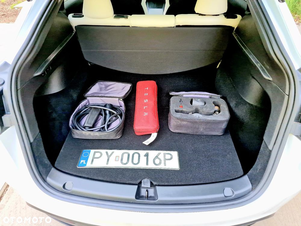 Tesla Model Y Long Range AWD - 19