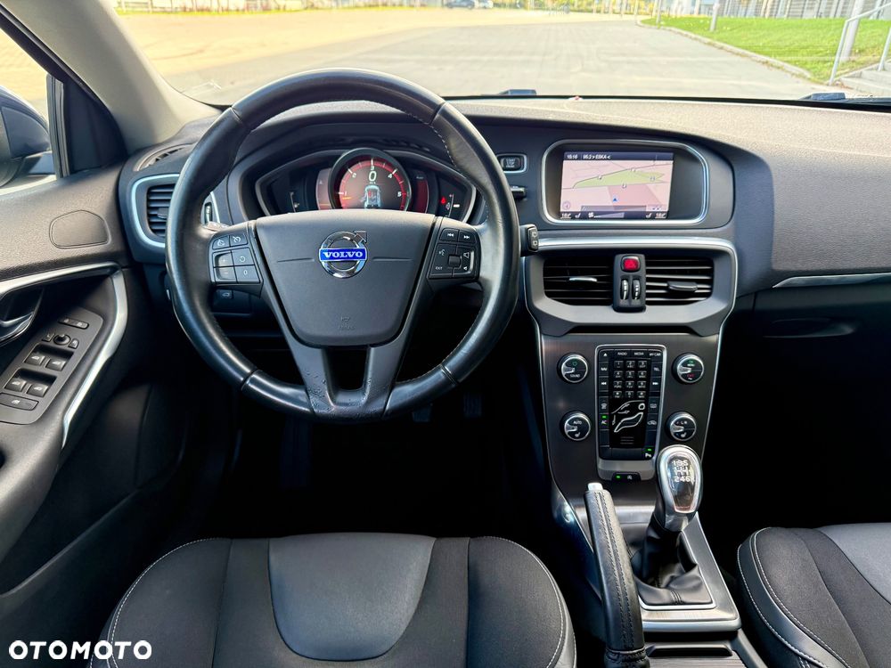 Volvo V40 D4 Momentum - 23