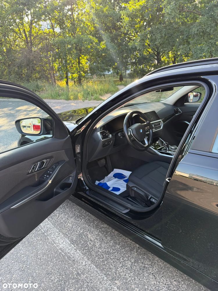 BMW Seria 3 318d mHEV - 16