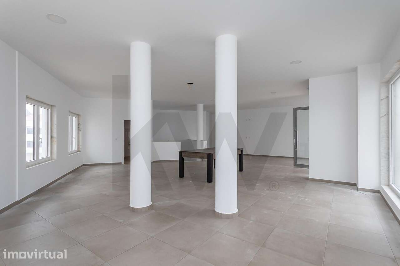 Espaço Comercial com Montra Excepcional e 2 Pisos em Queijas - Grande imagem: 5/24