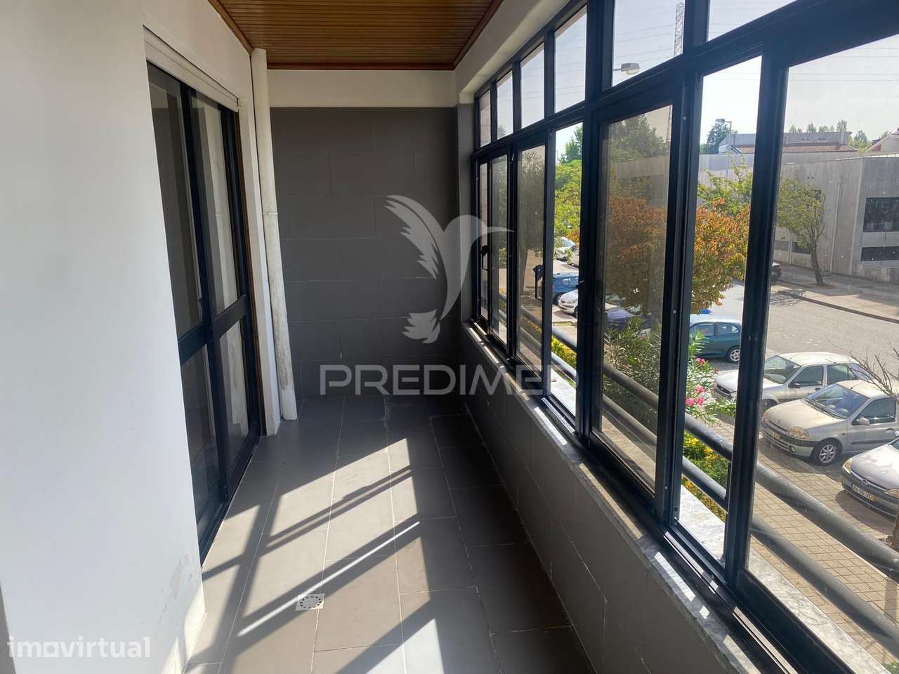 Arrenda-se T2 remodelado com garagem em Montes Burgos - Grande imagem: 3/11