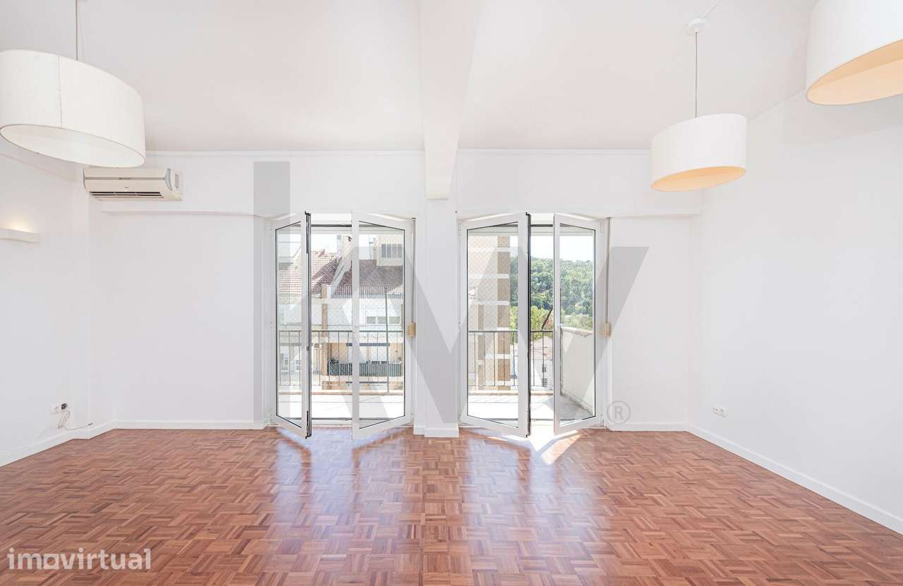 T3 luminoso com suite e 2 varandas, junto ao metro do Alto dos Moinhos - Grande imagem: 3/30