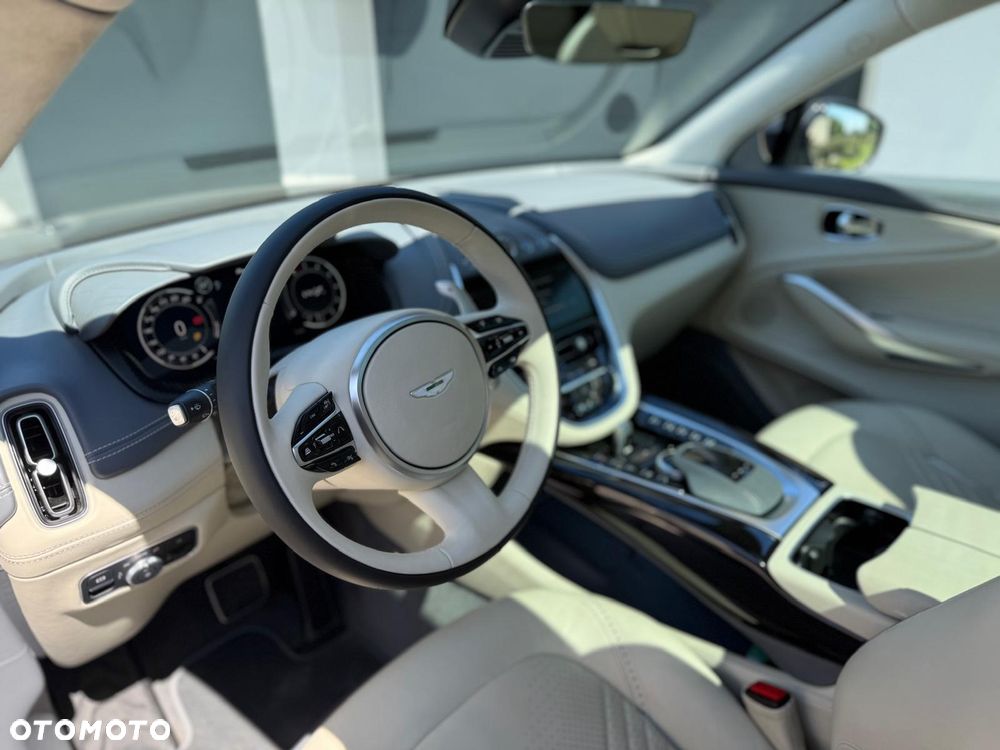 Aston Martin DBX - 8