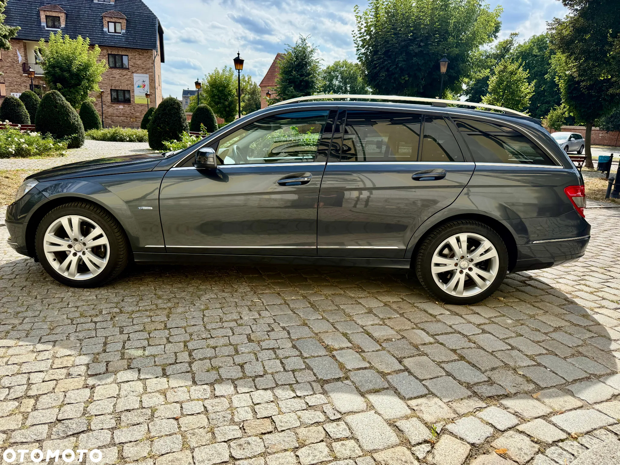 Mercedes-Benz Klasa C 250 CGI T Automatik BlueEFFICIENCY Avantgarde - 2