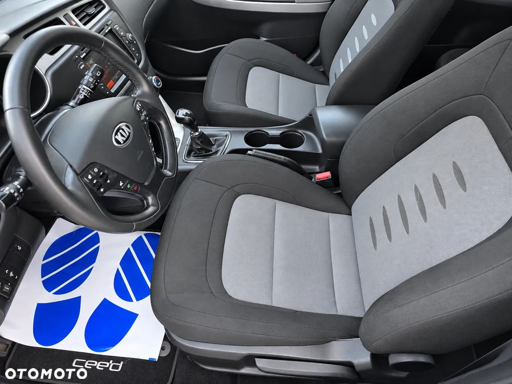 Kia Ceed 1.6 GDI Dream Team Edition - 12