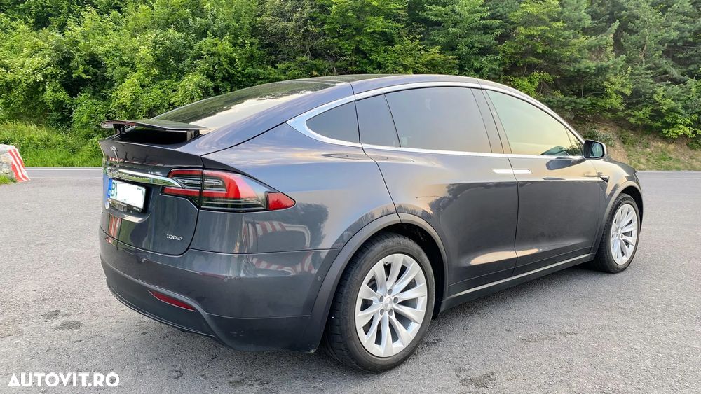 Tesla Model X - 25