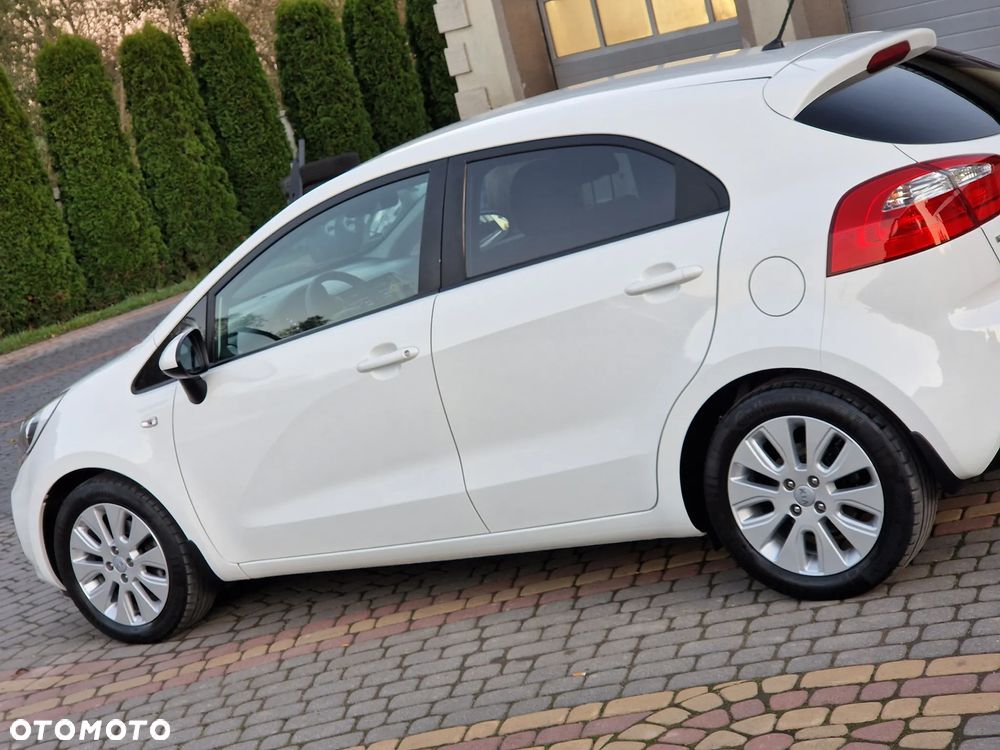 Kia Rio 1.2 Fifa World Cup Edition - 6