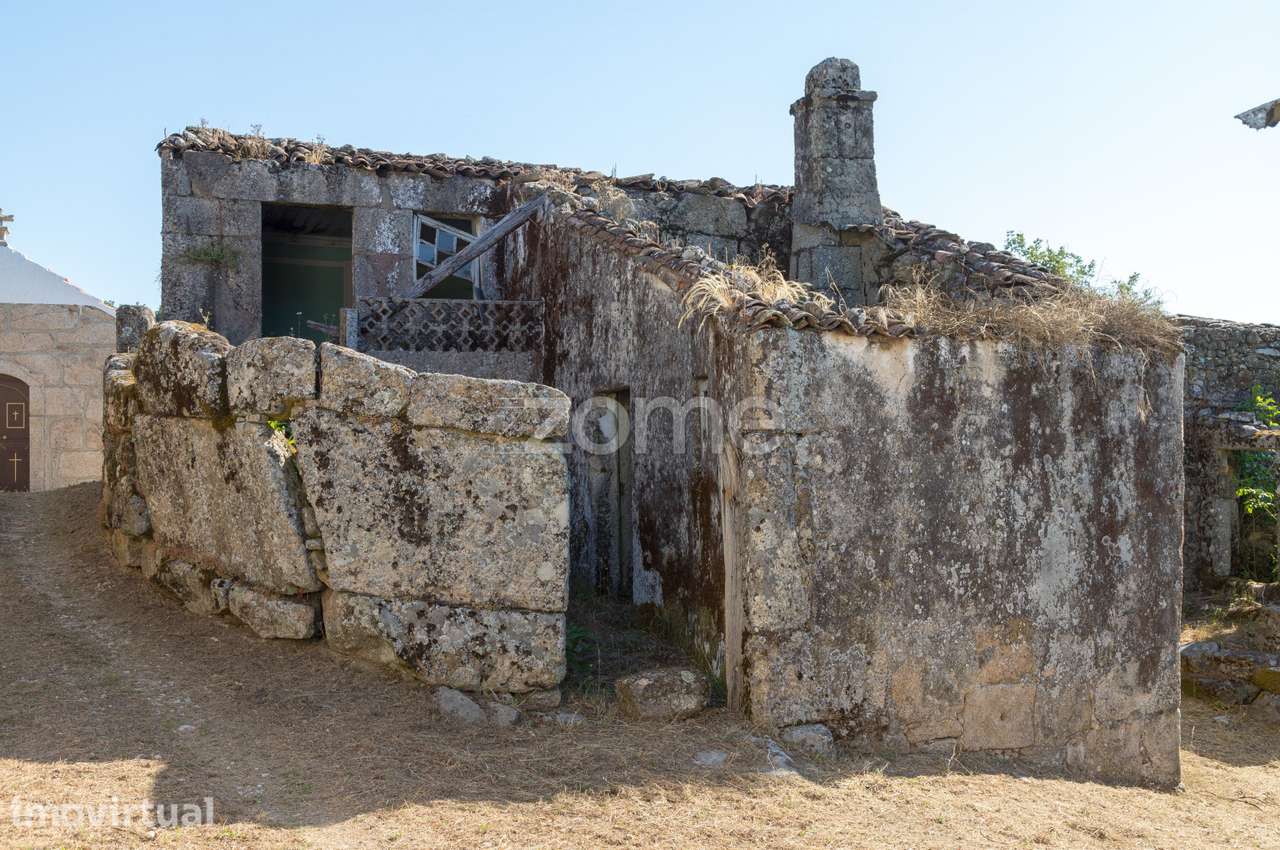 9 Terrenos urbanos com moradias em granito e 9 Terrenos rústicos.