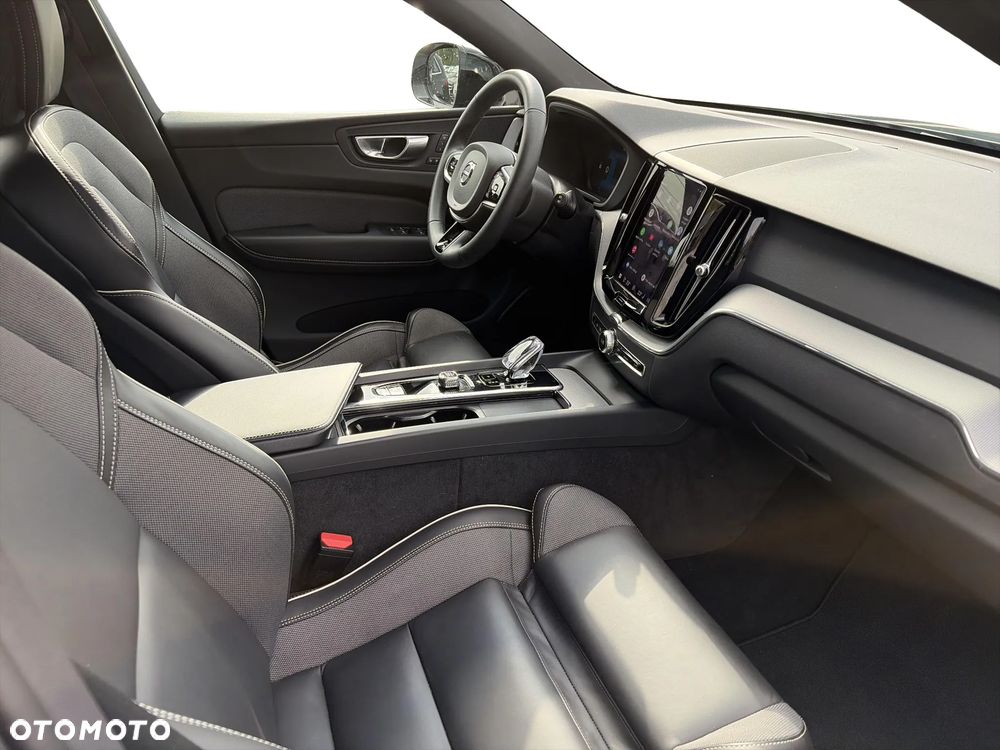 Volvo XC 60 B4 D AWD Plus Dark - 34