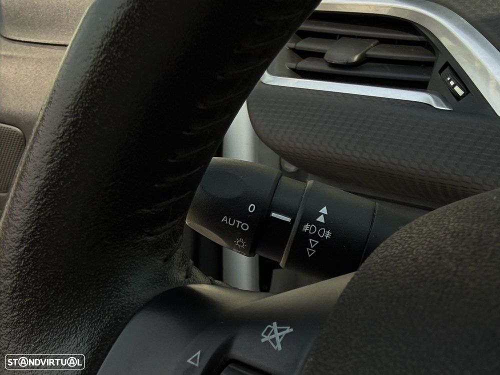 Peugeot 208 1.2 PureTech Signature — fotografia 8