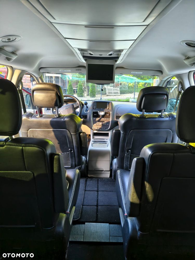 Chrysler Town & Country - 12