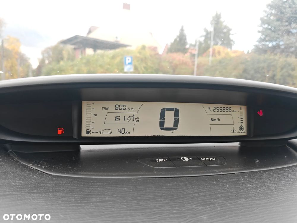 Citroën C4 1.4 16V Advance - 29
