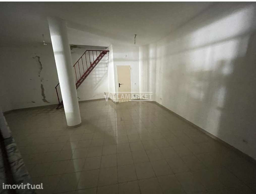 Loja da banca com 57 m2 composta por 2 pisos situada em Santiago do Ca - Grande imagem: 3/4