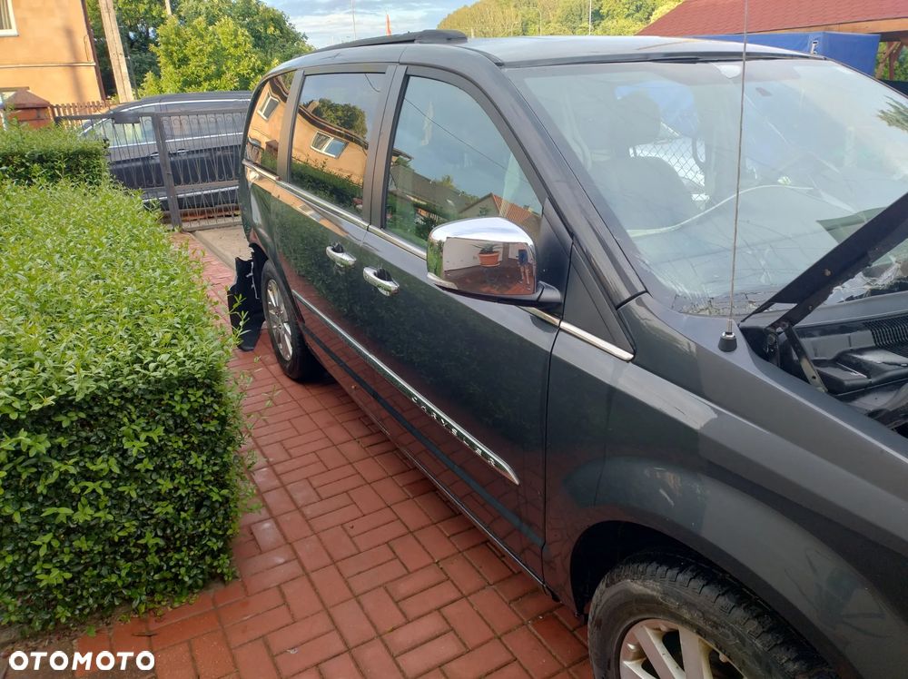 Chrysler Town & Country - 2