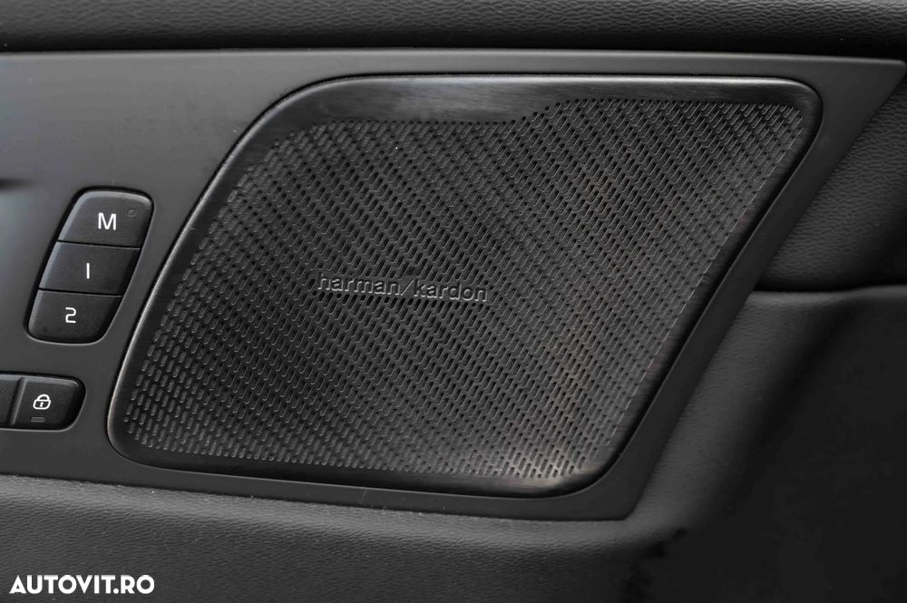 Volvo XC 60 B4 MHEV AT AWD Plus Dark - 17