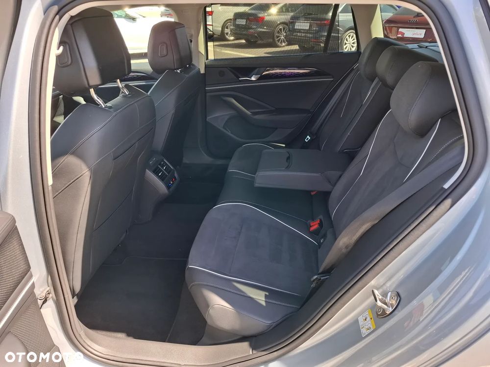 Volkswagen Passat Variant 2.0 TDI SCR DSG Elegance - 11