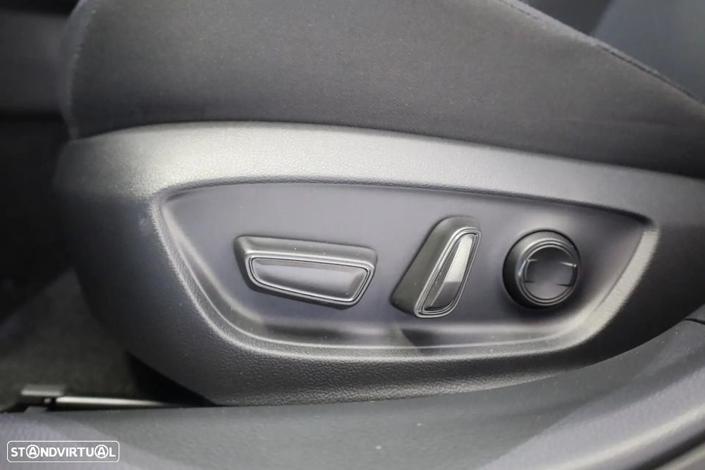 Toyota Prius 2.0 Plug-in Luxury - 28