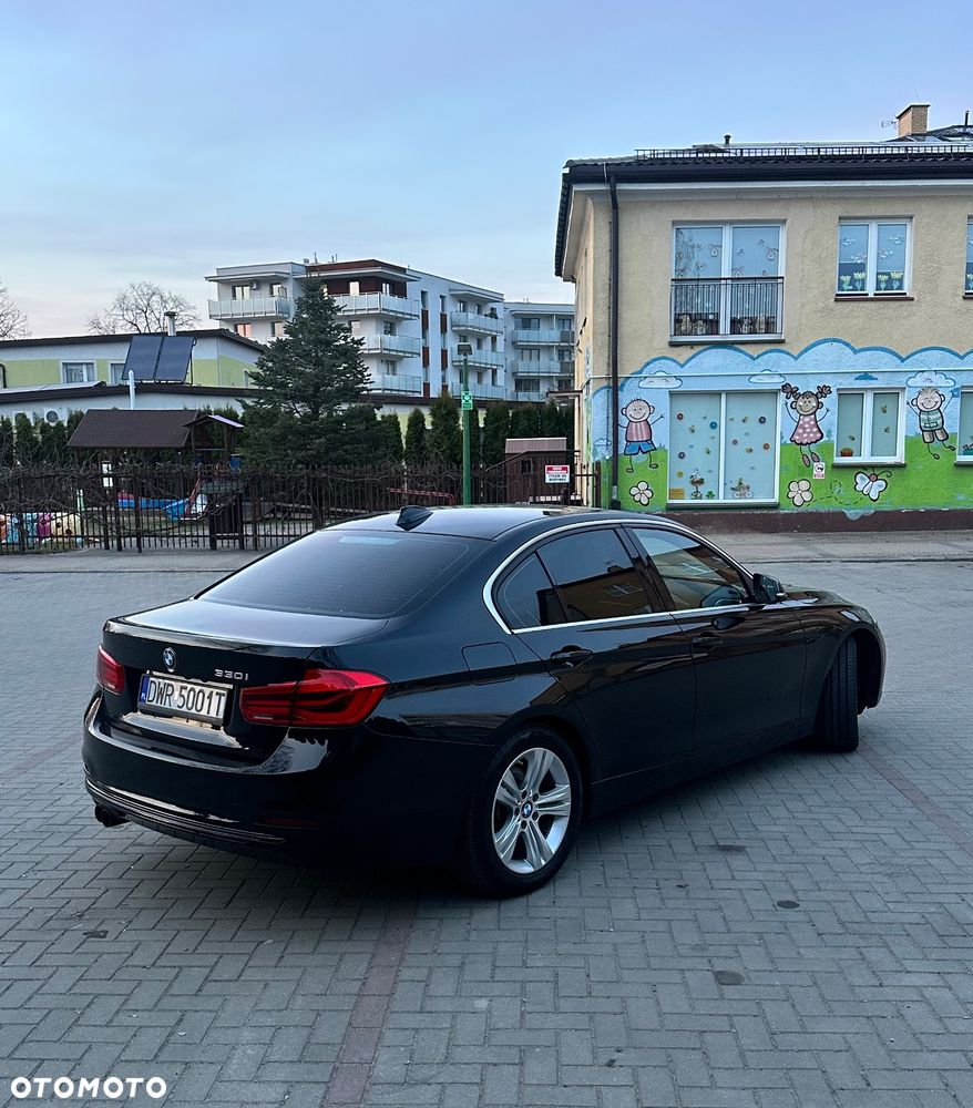 BMW Seria 3 330i Luxury Line sport - 13