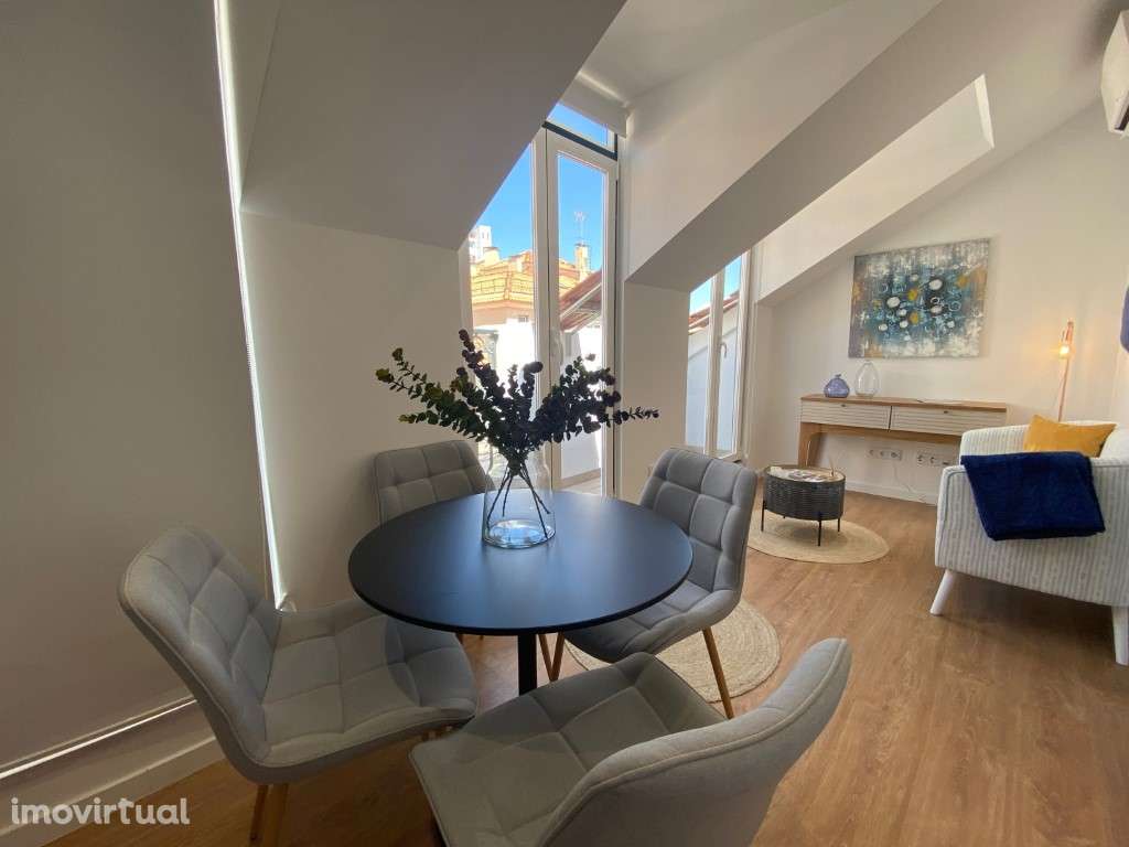 T2, recuperado e mobilado, pequena varanda e vista lateral com o ri... - Grande imagem: 4/20