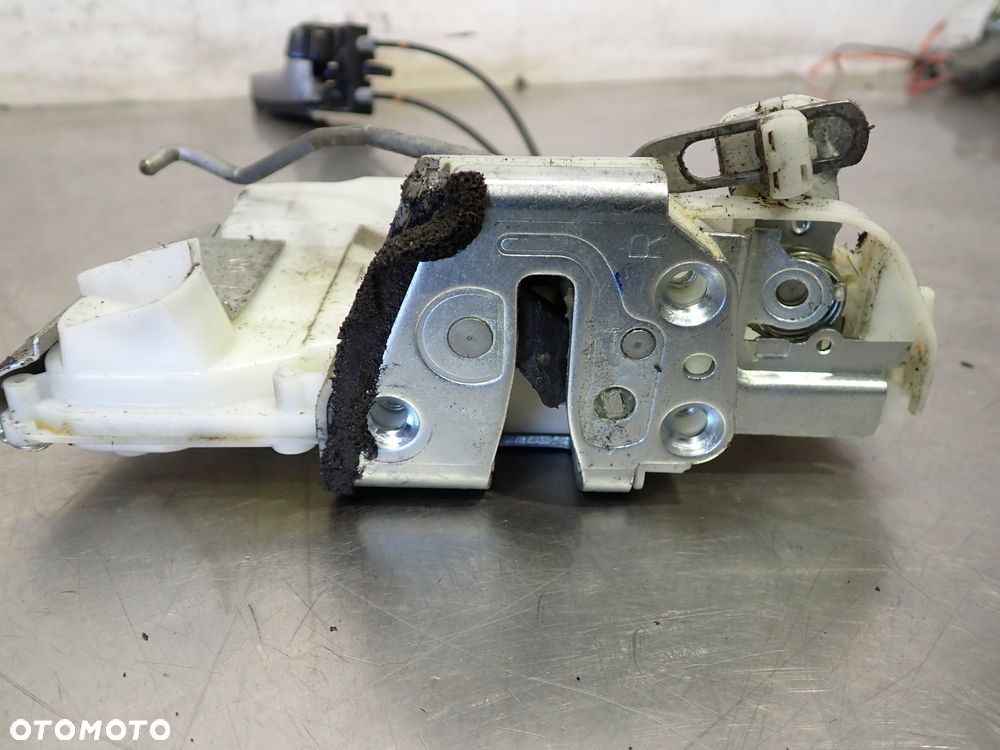 ZAMEK PRAWY PRZÓD DRZWI FIAT SEDICI 1.9 - 8