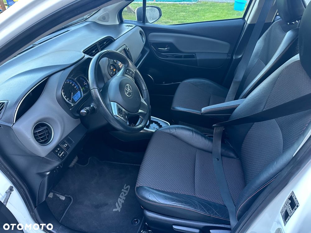 Toyota Yaris Hybrid 100 Premium - 10