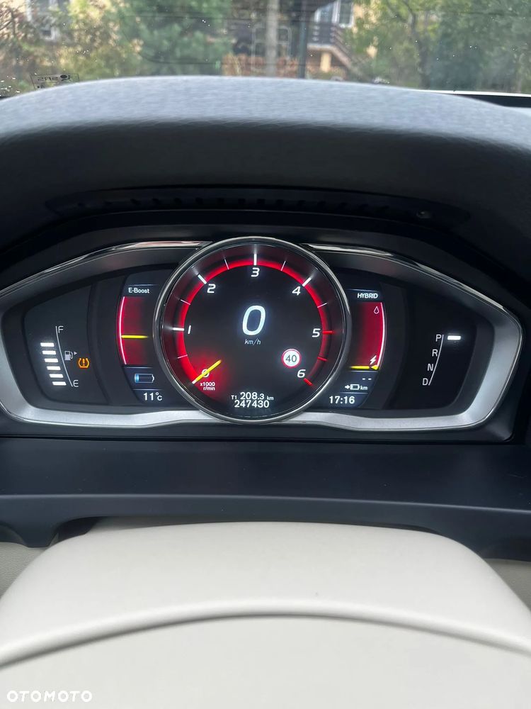 Volvo V60 D6 AWD Plug-in Hybrid R-Design Momentum - 3