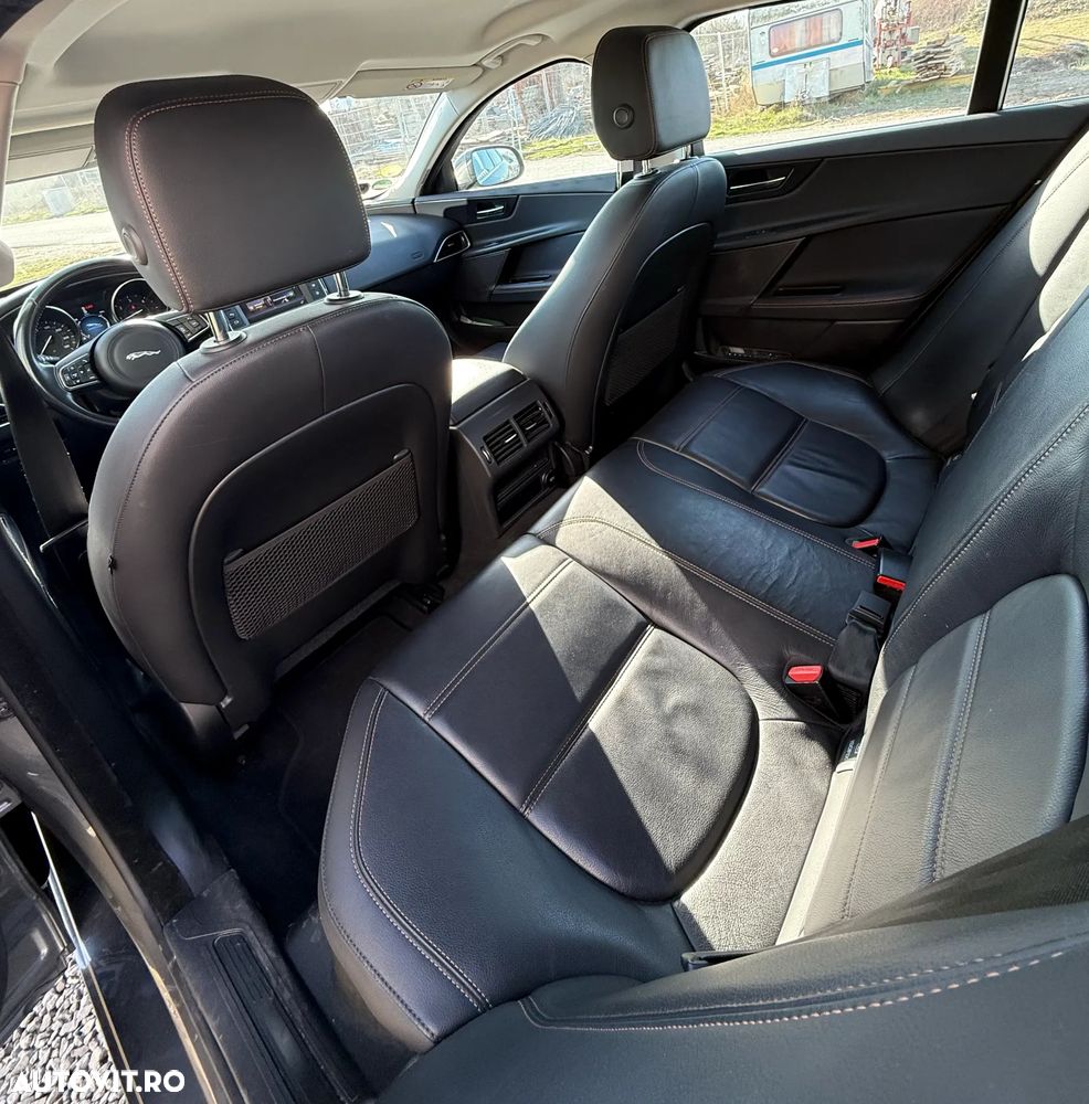 Jaguar XE 2.0 Prestige - 7