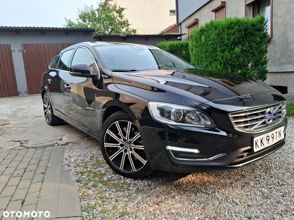 Volvo V60 D6 AWD Plug-in Hybrid R-Design Momentum - 11
