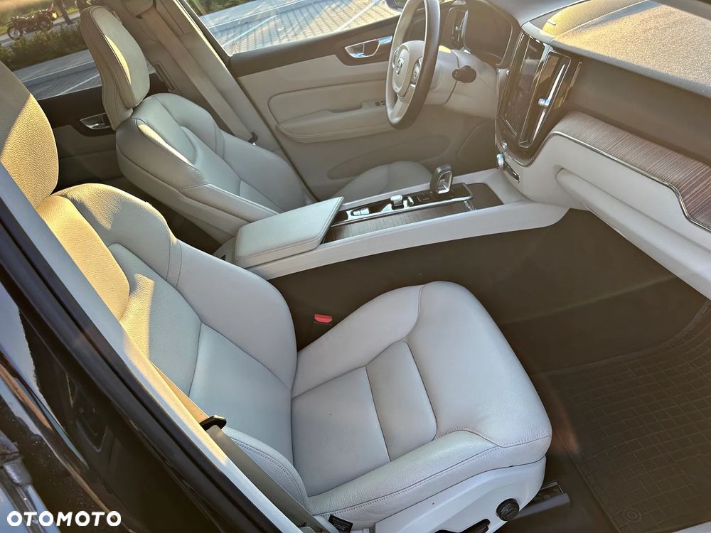 Volvo XC 60 B5 B AWD Plus Bright - 20