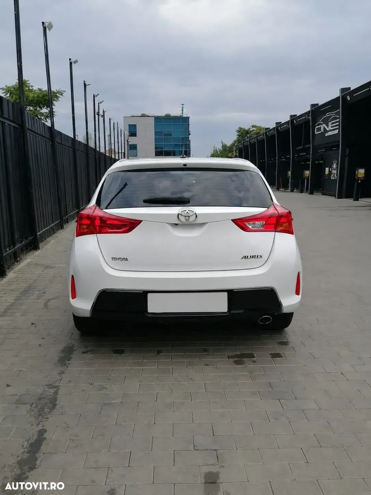 Toyota Auris 2.0 L D-4D Stop&Start Luna - 2