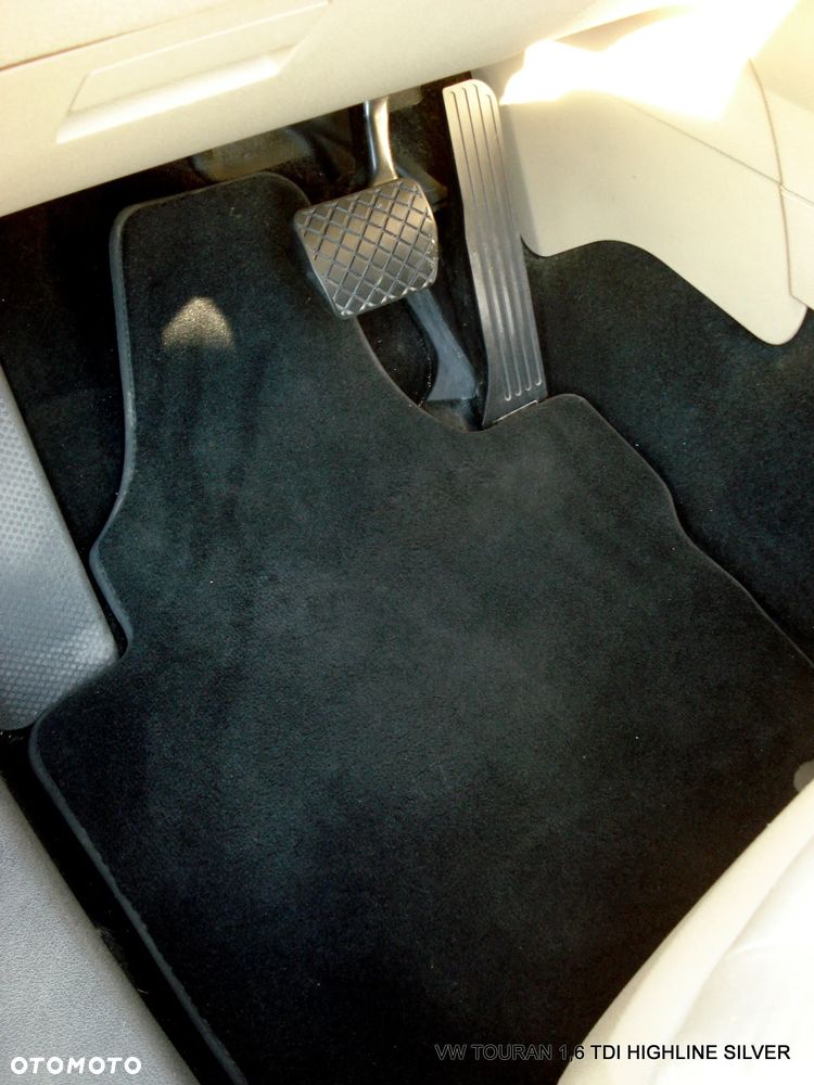 Volkswagen Touran 1.6 TDI DPF BlueMotion Technology DSG Highline - 23