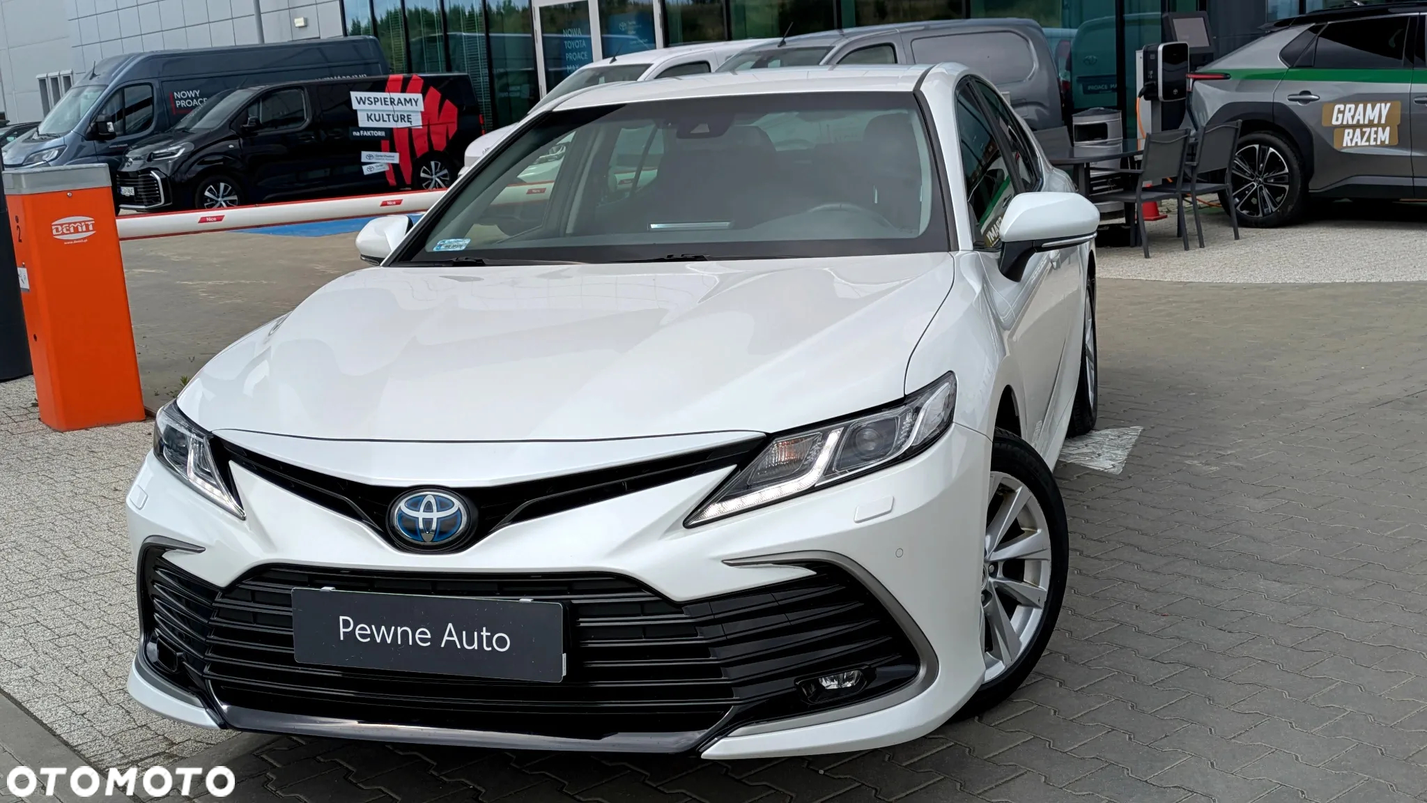 Toyota Camry 2.5 Hybrid Comfort CVT - 2