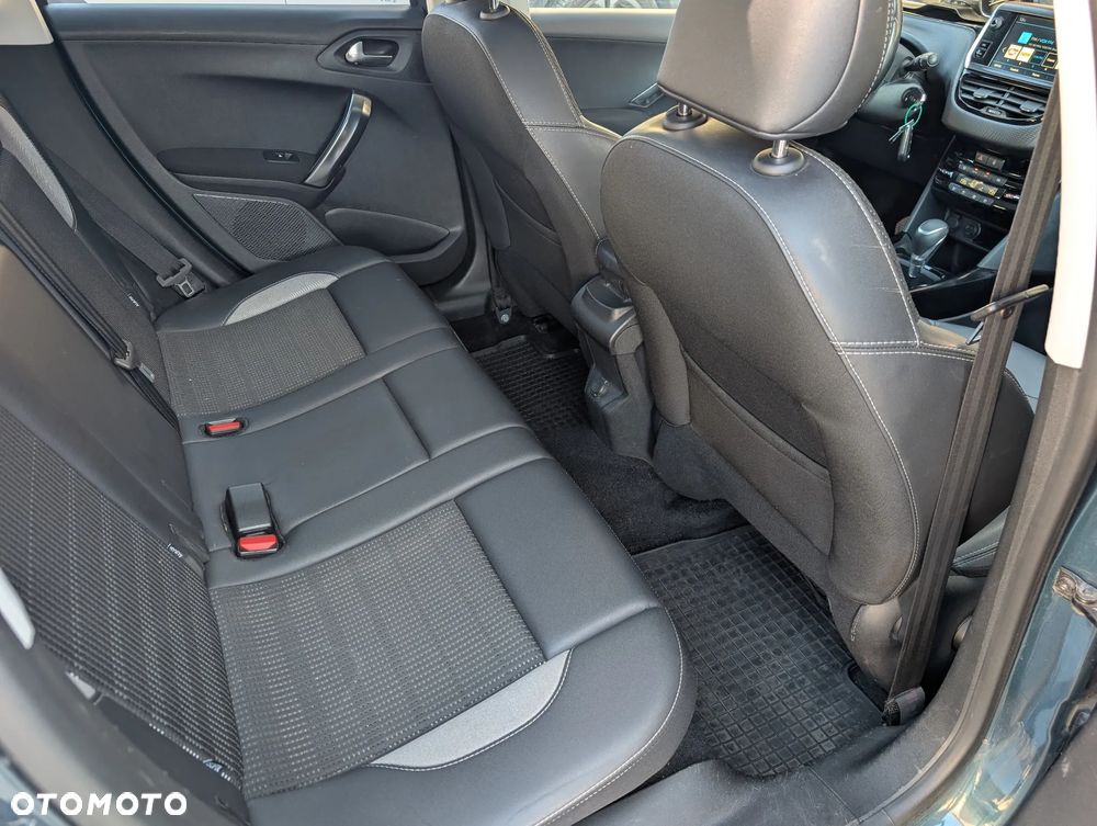 Peugeot 2008 1.2 Pure Tech Allure S&S EAT6 - 24